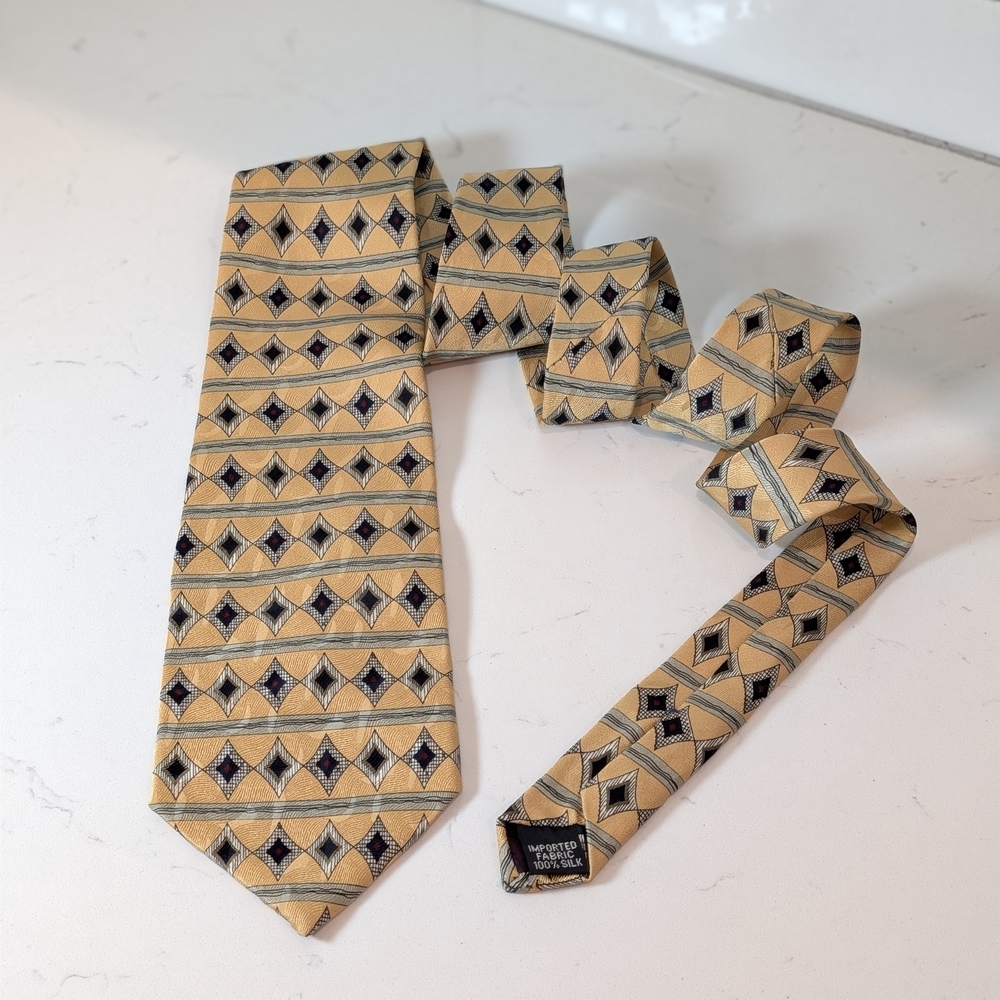 Geoffrey Beene 100% Silk Yellow Mustard Geometric Patterned Tie